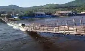 تخریب پل هنگام عبور کامیونت/ ویدئو