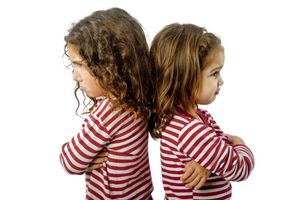 راهکارهای کاهش حسادت کودکان/ علائم حسادت را در بچه‌ ها بشناسید