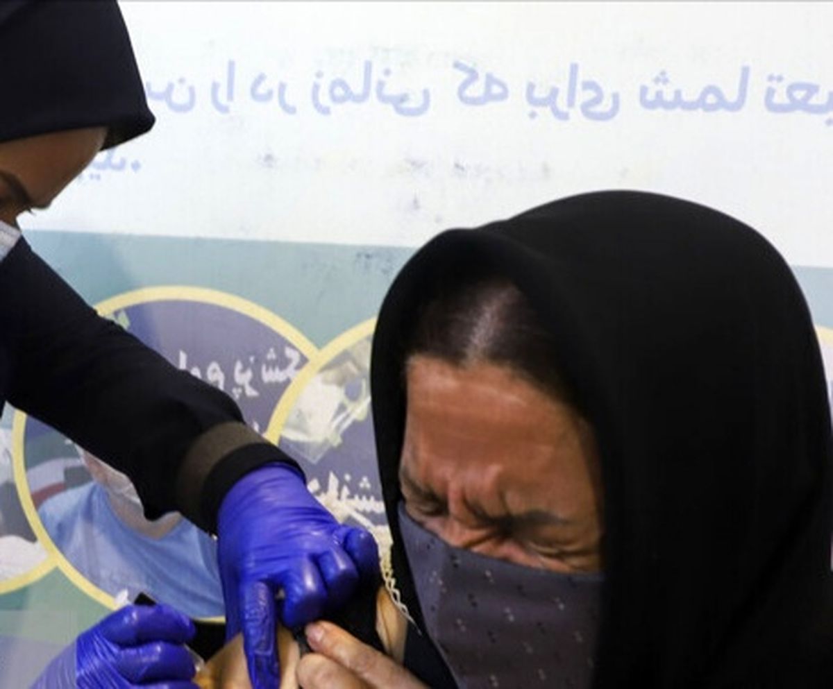 واکسیناسیون افراد ۶۰ سال به بالا و دانشجویان دانشگاه علوم پزشکی کرمان/ به روایت تصاویر