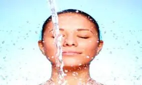 شستن صورت در حمام کار اشتباهی است؟