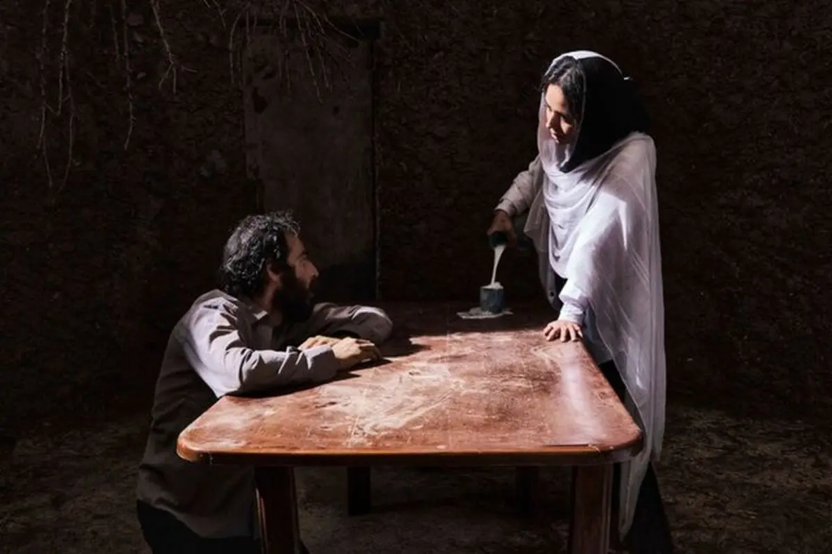 کرمی که مغز آدمی را گاز می‌زند