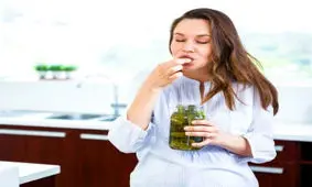 چرا خانم های باردار ویار میکنند؟