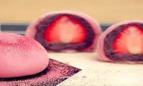 «موچی» دسری جدید و خوشمزه با توت فرنگی مناسب برای عصرانه