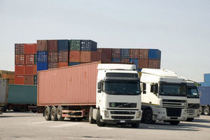 ۷۹ دستگاه کامیون برای حمل نهاده دامی در سمنان به کار گرفته شدند