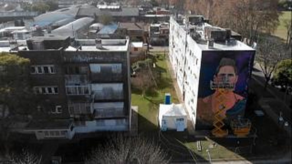 دیوار نگاری از چهره لیونل مسی در زادگاهش/ ویدئو