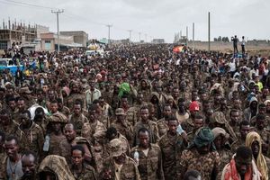 پیاده‌روی ۷۵ کیلومتری ۷ هزار سرباز اسیر ارتش اتیوپی/ عکس