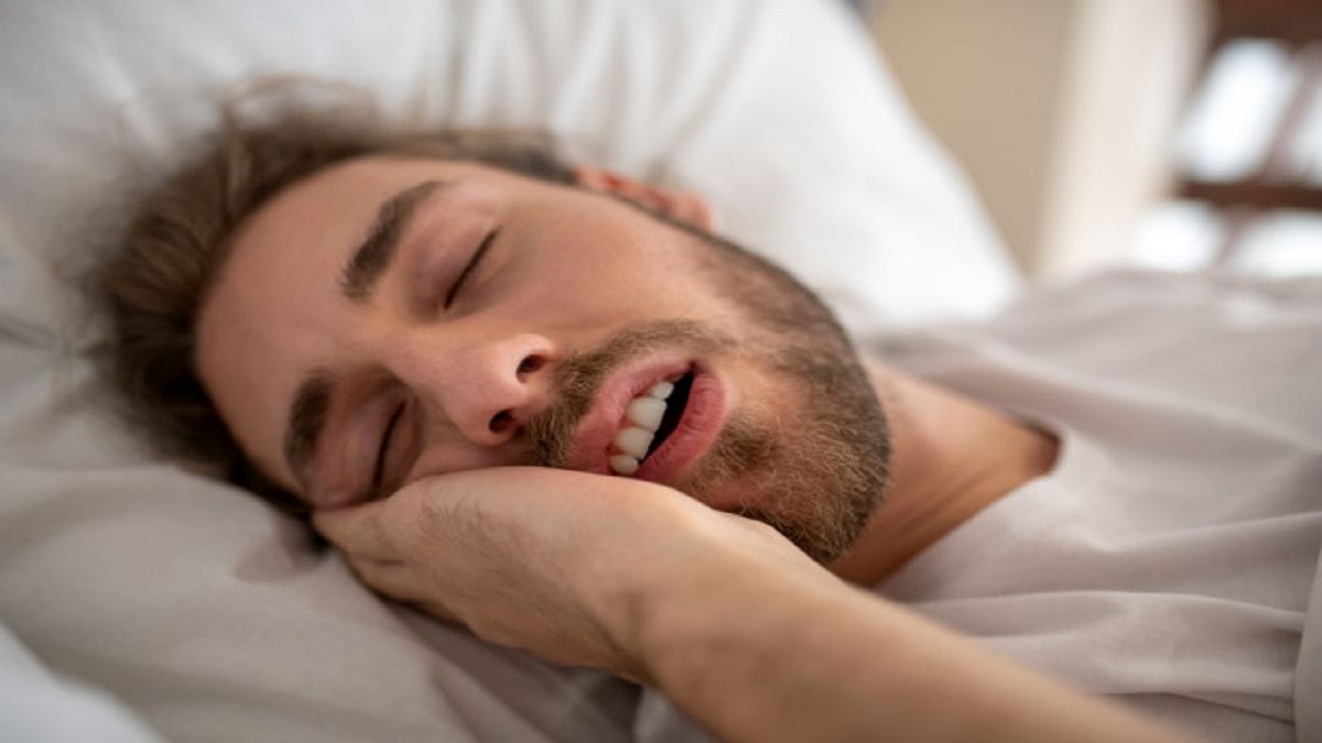 چرا افراد در خواب حرف می‌ زنند؟