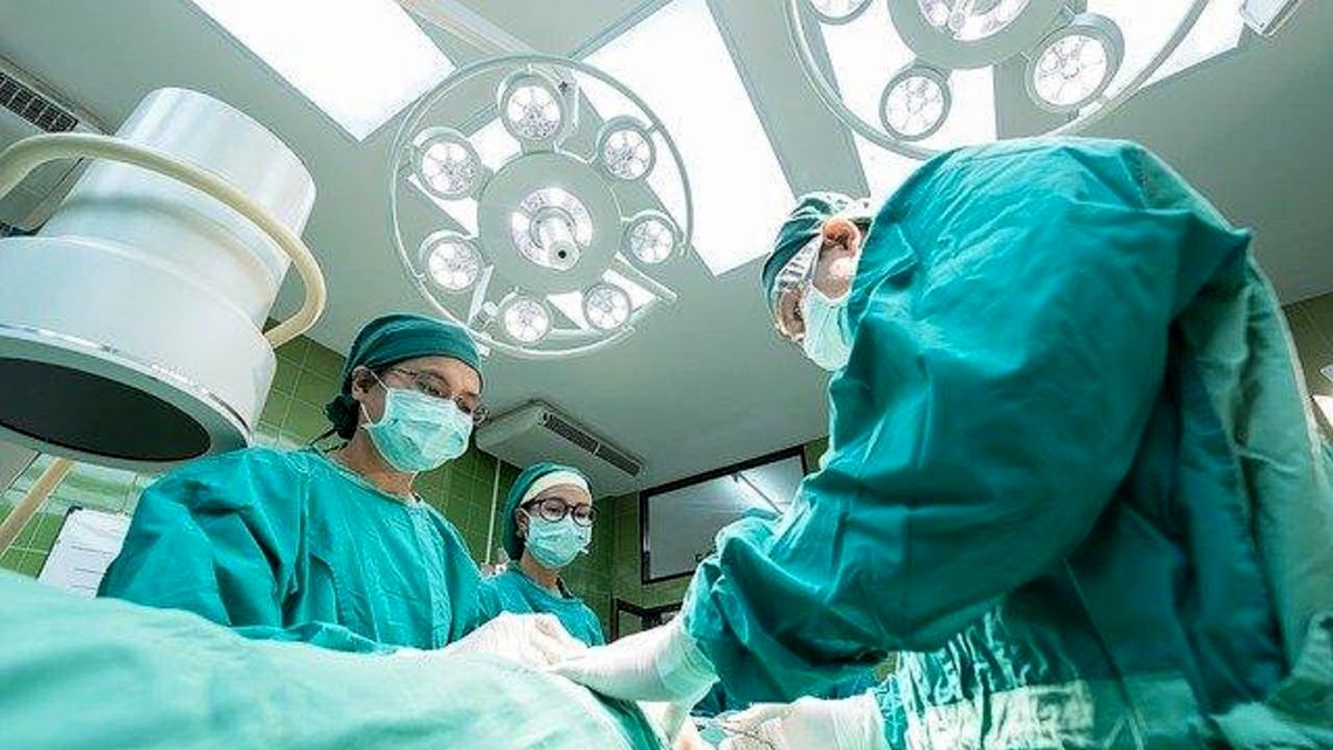 خارج کردن توده مو ۱.۵ کیلوگرمی از شکم کودک