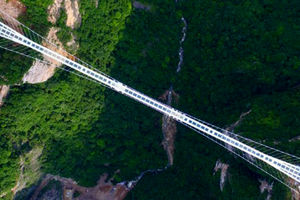 وحشتناک ترین پل معلق جهان!/ ویدئو