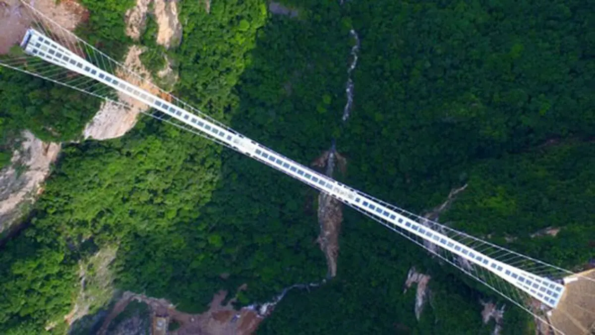 وحشتناک ترین پل معلق جهان!/ ویدئو