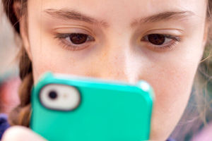 به حالتهای احساسی فرزندتان هنگام استفاده از تلفن همراه دقت کنید