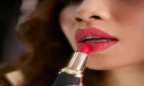 روش ثابت ماندن رژ لب در تمام طول روز