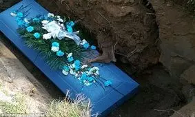 پای بیرون افتاده از قبر یک جنازه همه را وحشت زده کرد +عکس