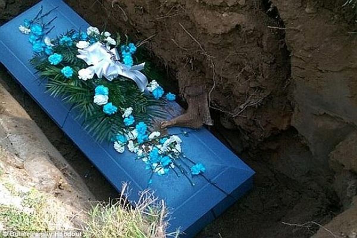 پای بیرون افتاده از قبر یک جنازه همه را وحشت زده کرد +عکس