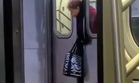 قرار گرفتن سر پیرزن بین درب‌ های مترو نیویورک/ ویدیو