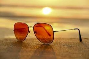 استفاده از عینک آفتابی در روزهای گرم تابستان ضروری است