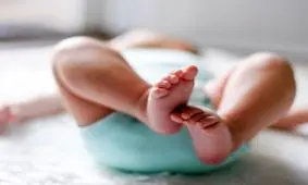 نوزاد زیبایی که در حال سنگ شدن است!