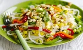 طرز تهیه سالاد فلفل و نودل یک پیش غذای خوشمزه
