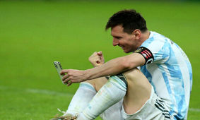 ژست‌ های جالب مسی با مدال قهرمانی‌ اش/ عکس