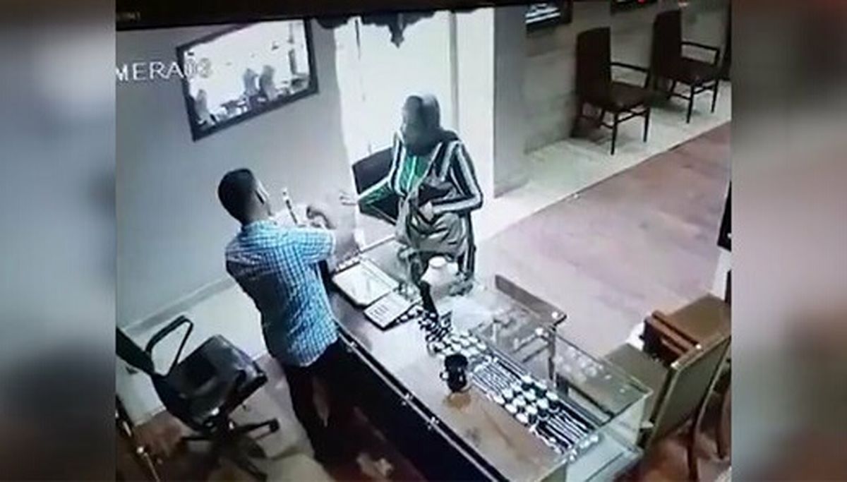 سرقت ناموفق یک خانم با اسپری فلفل از طلافروشی/ ویدئو