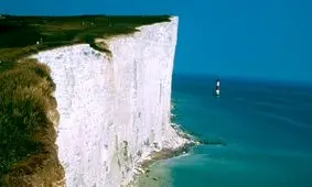 زنده ماندن زن جوان پس از سقوط از صخره ۱۸ متری!