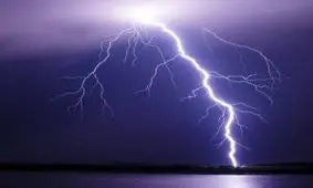 نجات معجزه آسا از رعد و برق!/ ویدئو