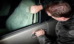 مردی که با موز در ماشین را باز می کند!