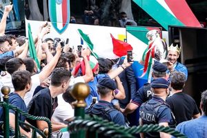 ایتالیایی‌ها با جام قهرمانی وارد رم شدند/ عکس