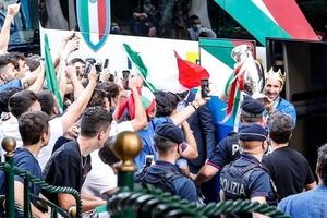 ایتالیایی‌ها با جام قهرمانی وارد رم شدند/ عکس