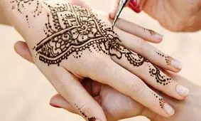 طراحی زیبای گل روی ساعد با حنا/ ویدئو