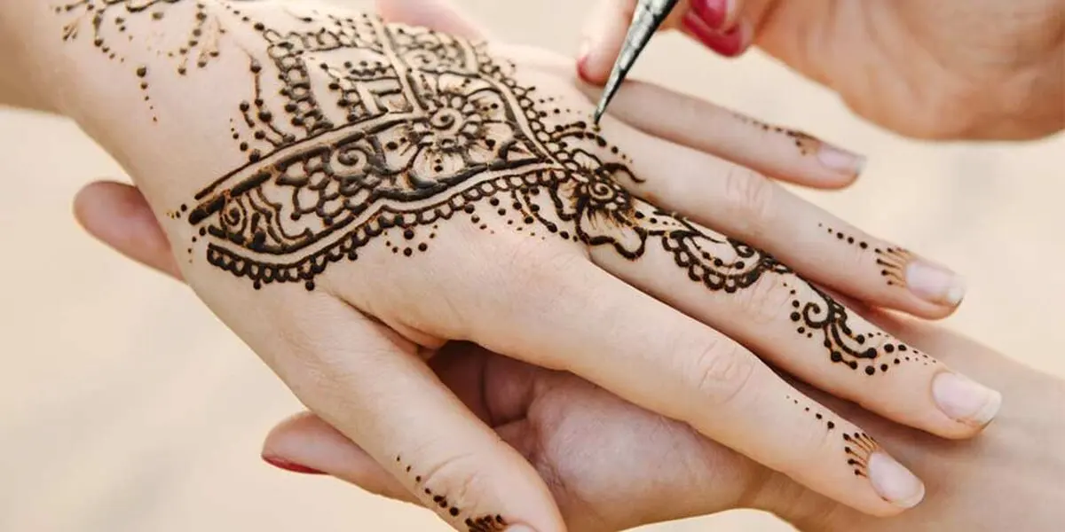 طراحی زیبای گل روی ساعد با حنا/ ویدئو
