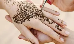 طراحی زیبای گل روی ساعد با حنا/ ویدئو