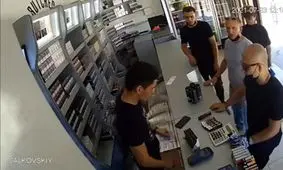 سرقت دزد چاقوکش از یک مغازه/ ویدئو