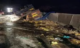 واژگونی کامیون در محور کازرون به شیراز ، ۲ فوتی داشت