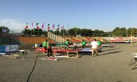 آماده‌سازی سکوی قهرمانی پرسپولیس/ هواداران مقابل در ورزشگاه حضور یافتند