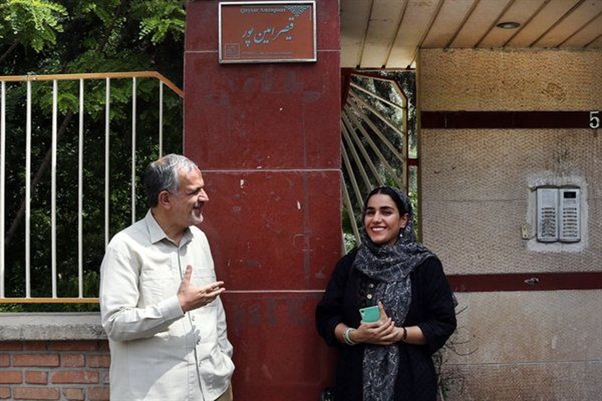 «کاشی ماندگار» بر سردر خانه قیصر امینپور نصب شد