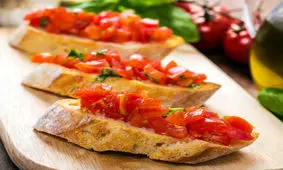 طرز تهیه بروسکت گوجه فرنگی، غذای گیاهی و خوشمزه