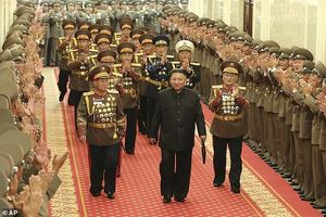 رهبر کره شمالی باز هم لاغرتر شده است/ عکس