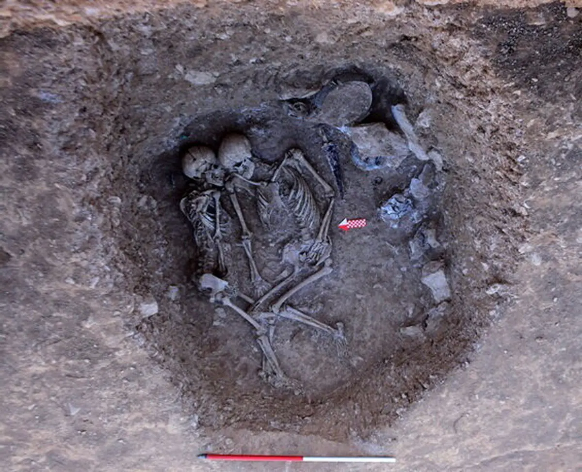 کشفی تازه در گورستان تاریخی گیلان + تصویری از عشاق مدفون در حال بوسه پیش از مرگ