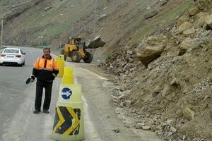 جاده هراز به علت ریزش کوه و سنگ‌ریزه در این محور بسته شد