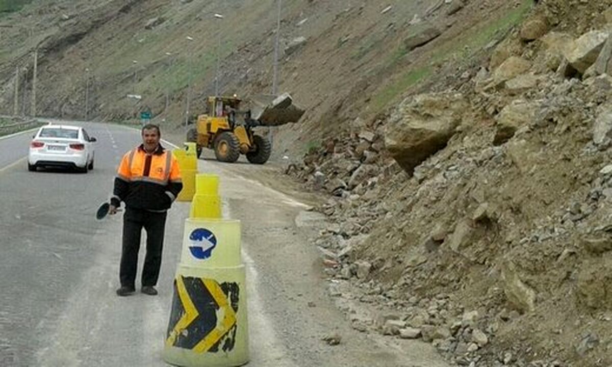 جاده هراز به علت ریزش کوه و سنگ‌ریزه در این محور بسته شد