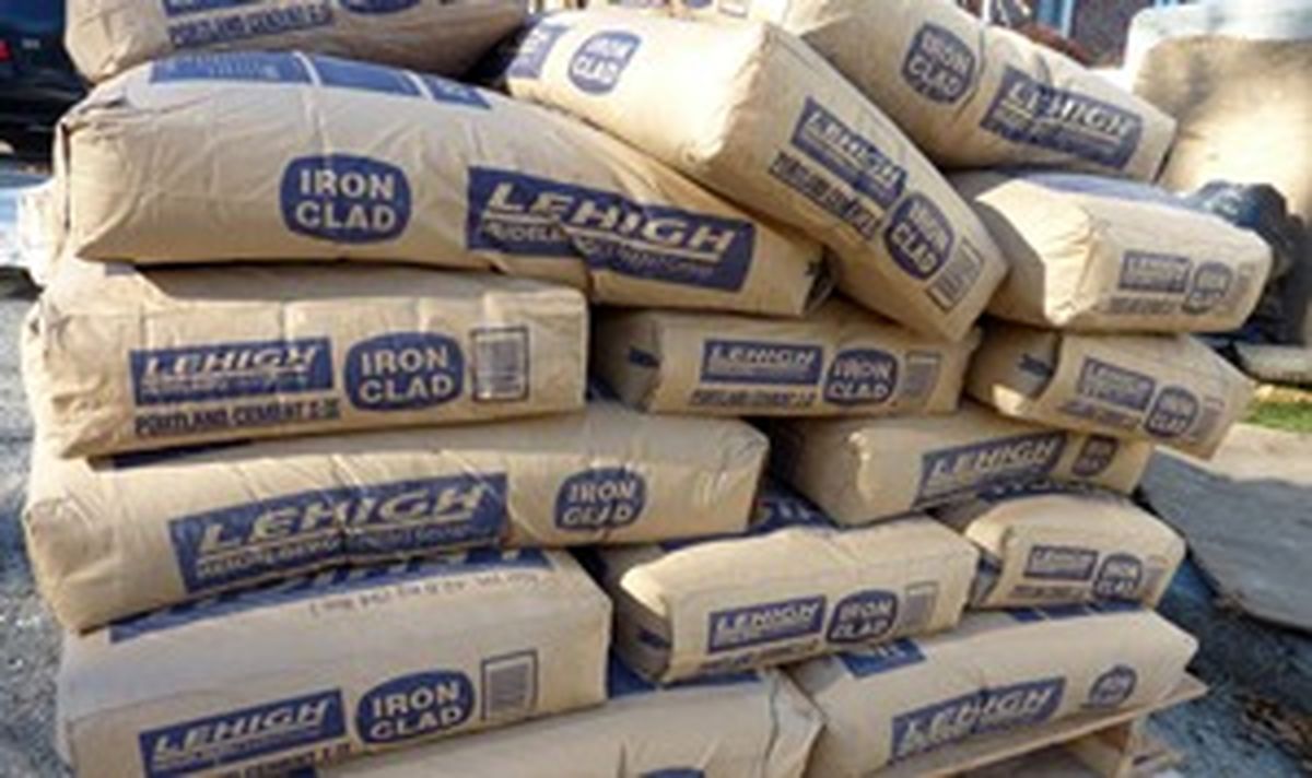 قیمت سیمان به کیسه ای ۴۵ هزار تومان بازگشت/ اظهارات وزیر راه و شهرسازی و صمت خریدار نداشت/ شرکت ها مکلف به عرضه سیمان در بورس شدند
