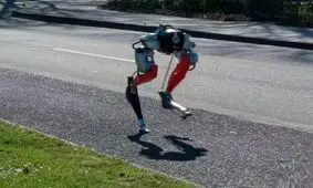 ربات عجیبی که چشم بسته می‌دود و کالا‌ها را تحویل می‌دهد