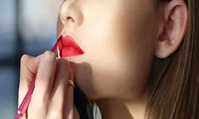 آموزش استفاده از مداد لب برای زیبا و خوش فرم کردن لب ها