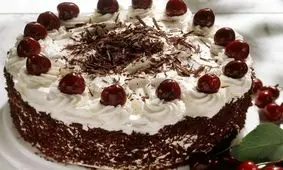 طرز تهیه کیک خامه ای و آلبالو