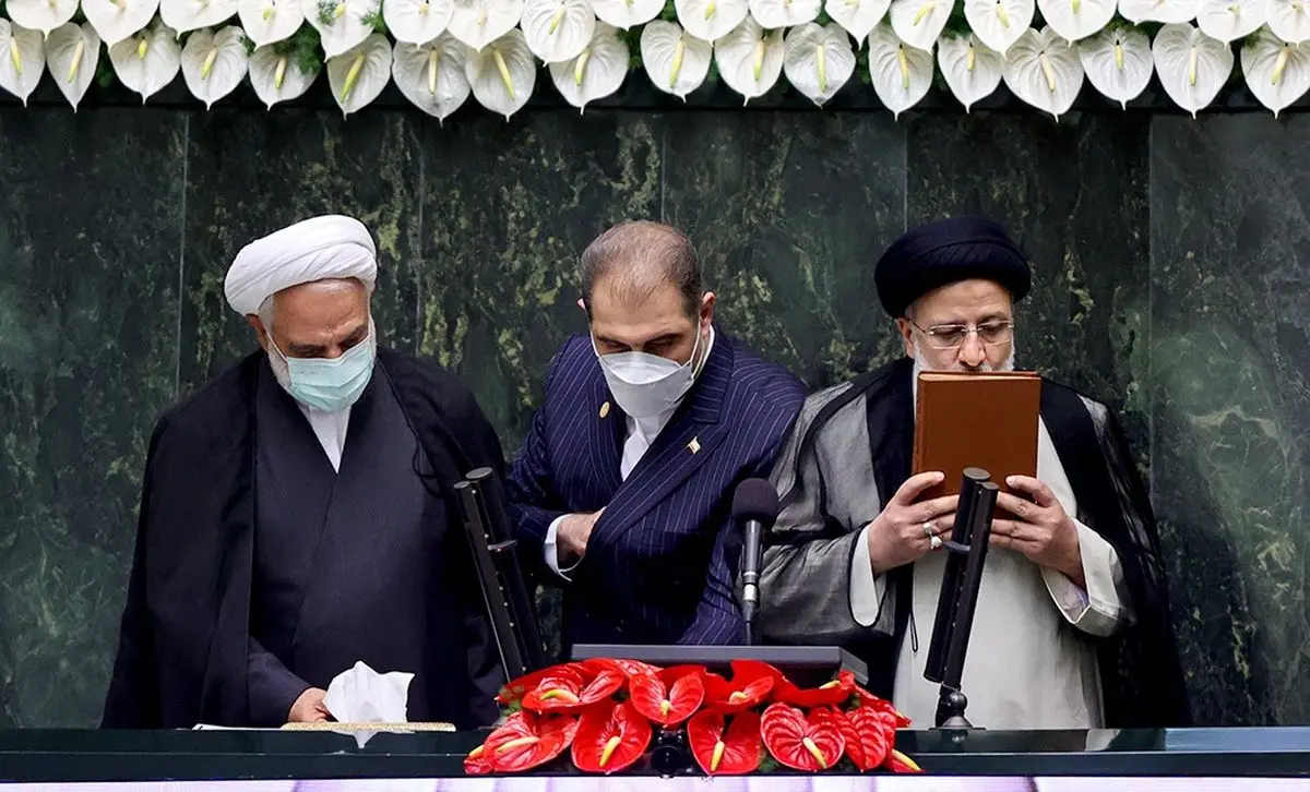 حواشی مراسم تحلیف رئیسی/ قالیباف با همه دست داد/ روحانی بالاخره بعد از کرونا به مجلس آمد