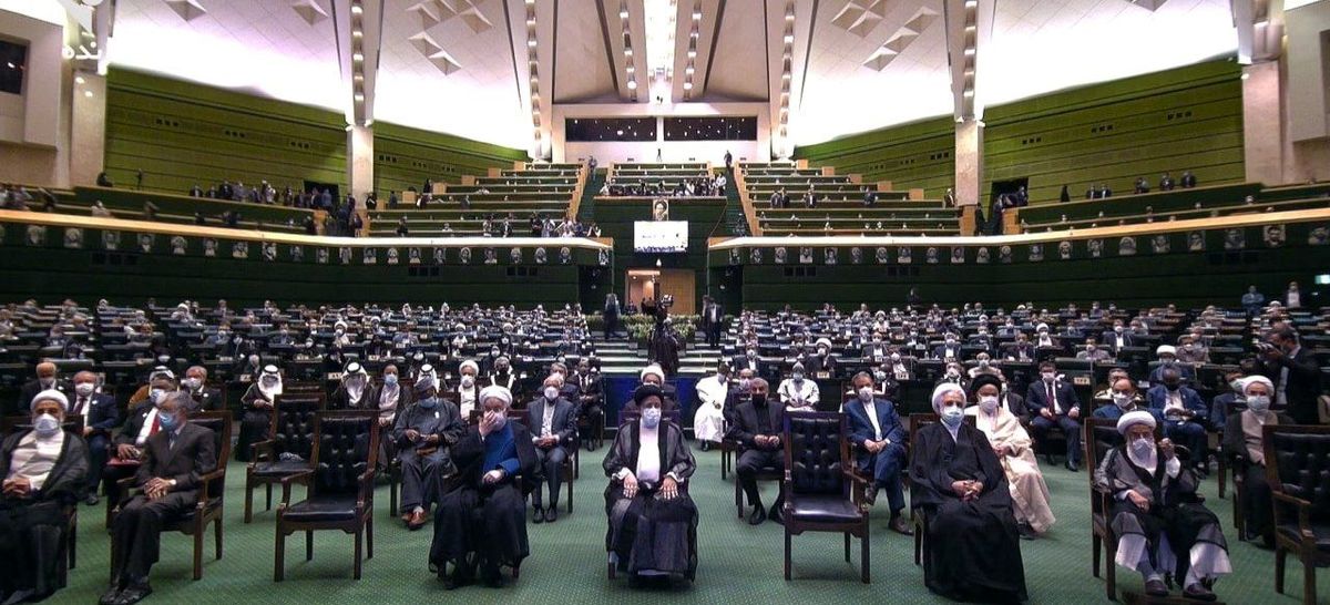 تکرار غیبت چهره های منتقد؛ از تنفیذ تا تحلیف رئیسی/ احمدی نژاد، خاتمی و برادران لاریجانی حضور ندارند
