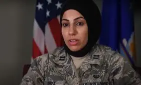 نخستین زن محجبه نیروی هوایی آمریکا: با افتخار حجابم را رعایت می کنم