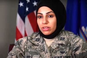 نخستین زن محجبه نیروی هوایی آمریکا: با افتخار حجابم را رعایت می کنم