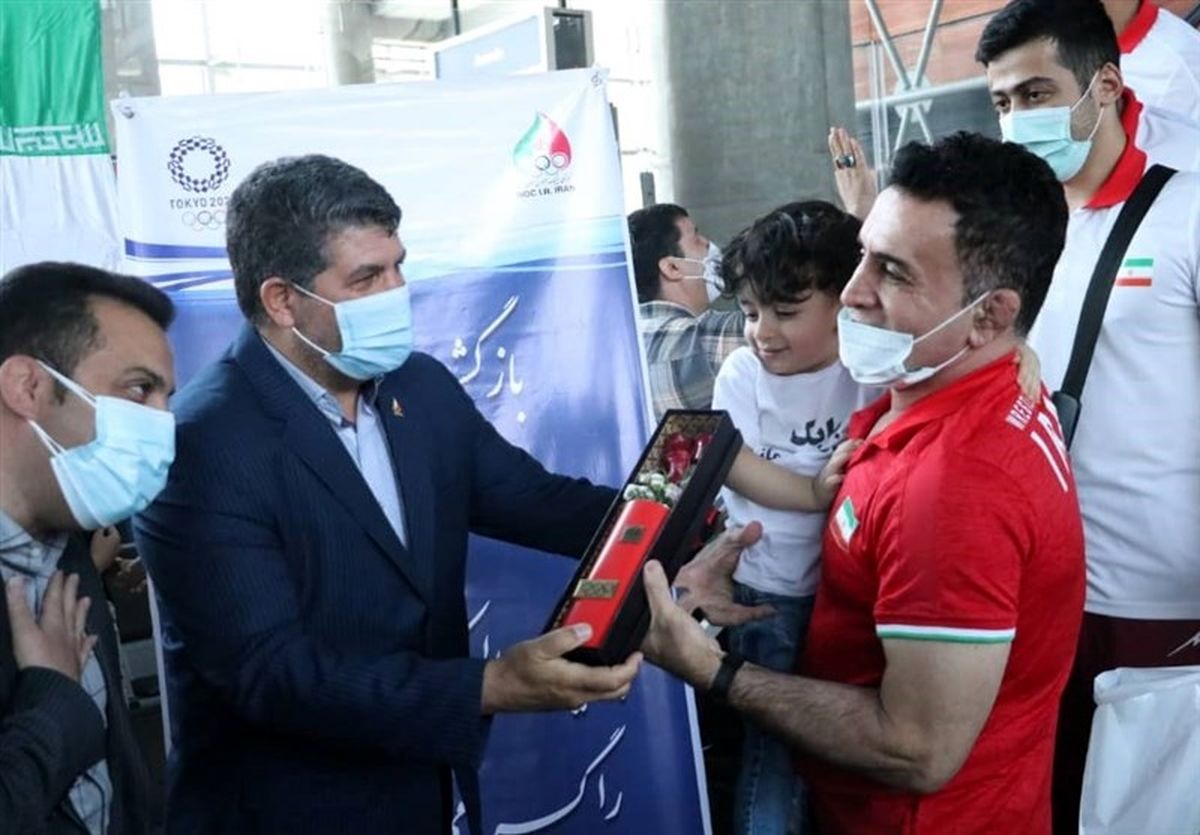تیم‌های ملی کشتی فرنگی و وزنه‌برداری وارد تهران شدند